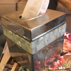 Tissue holder mother of pearl